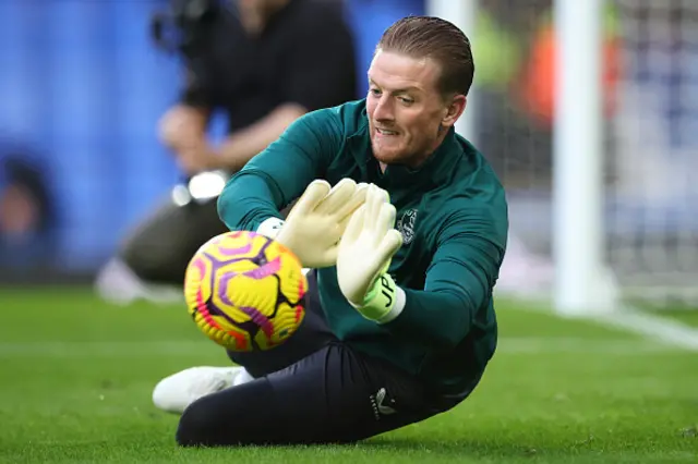 Jordan Pickford, goalkeeper of Everton warms up