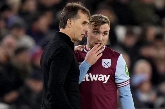 West Ham United manager Julen Lopetegui (left) speaks with Jarrod Bowen