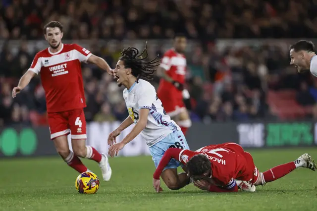 Hayden Hackney fouls Hannibal Mejbri