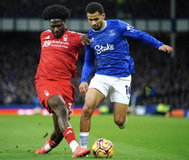 Nottingham Forest's Ola Aina (left) and Everton's Iliman Ndiaye battle for the ball