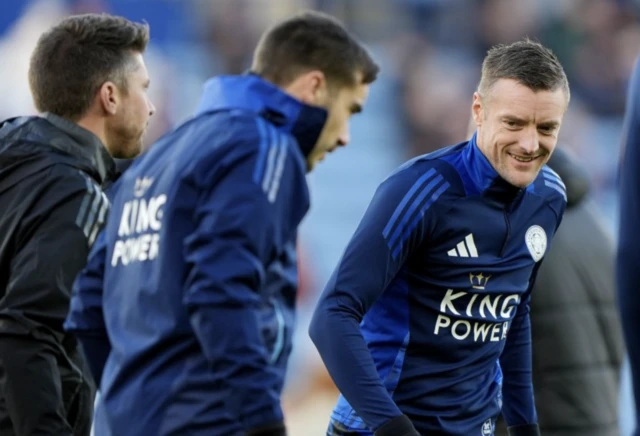 Leicester City's Jamie Vardy (centre right) warms up