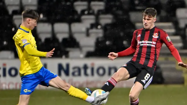 Harry Jewitt-White attempts a tackle