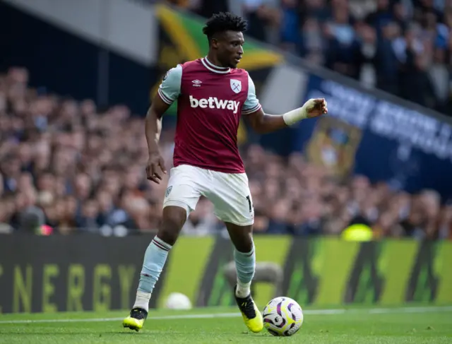Mohammed Kudus running with the ball looking to pass
