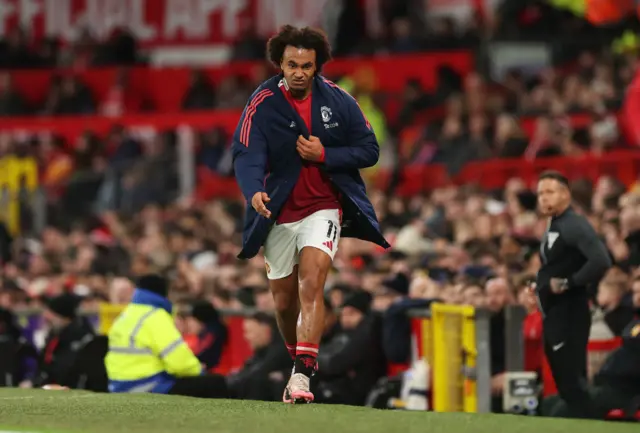 Joshua Zirkzee walks off after being substituted