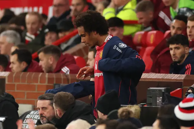 Josh Zirkzee takes his place on the bench