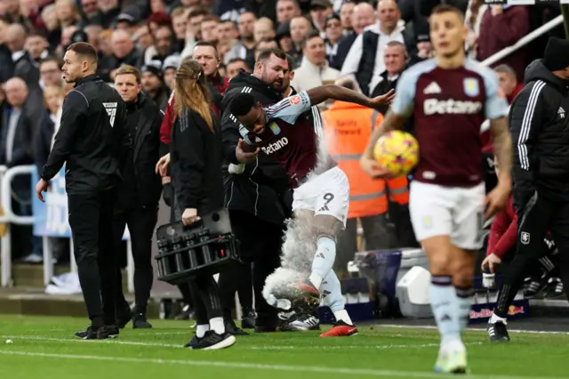 Jhon Duran kicks water bottle at Newcastle