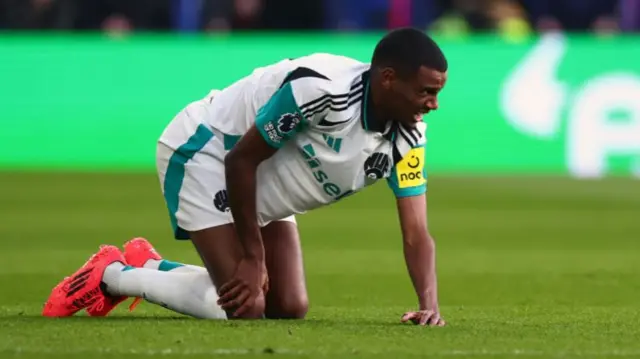 Alexander Isak picks up an injury against Crystal Palace.