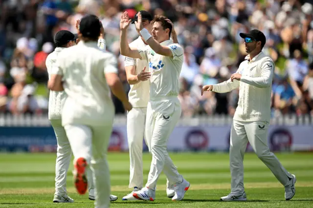 Matt Henry celebrates the wicket of Ben Duckett