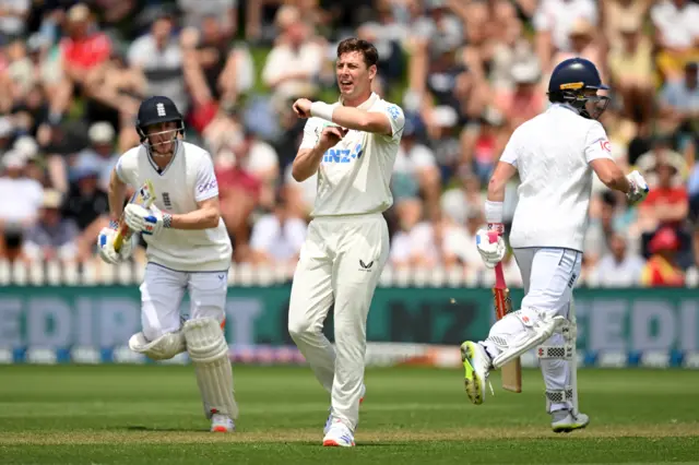 Matt Henry signals he wants to review an lbw shout