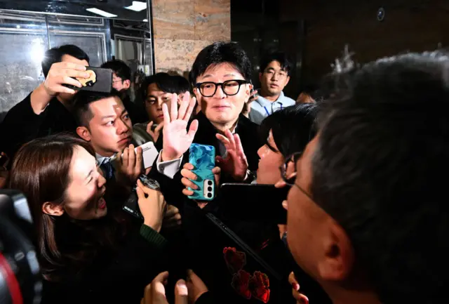 People Power Party leader Han Dong-hoon swarmed by reporters