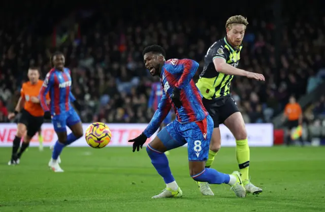 Kevin de Bruyne battles for the ball