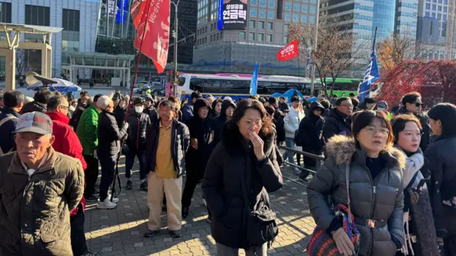 Crowd of people streaming into Yeouido Park