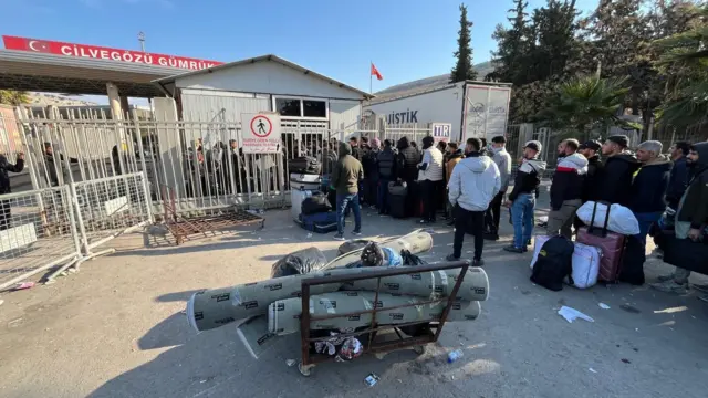 A line of men at the Turkish-Syrian border