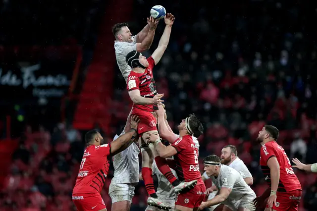 Alan O’Connor and Thibaud Flament compete in a line-out