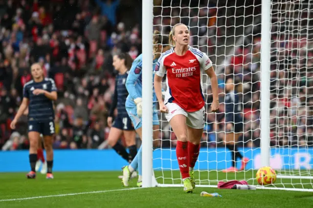 Beth Mead of Arsenal celebrates scoring her team's second goal