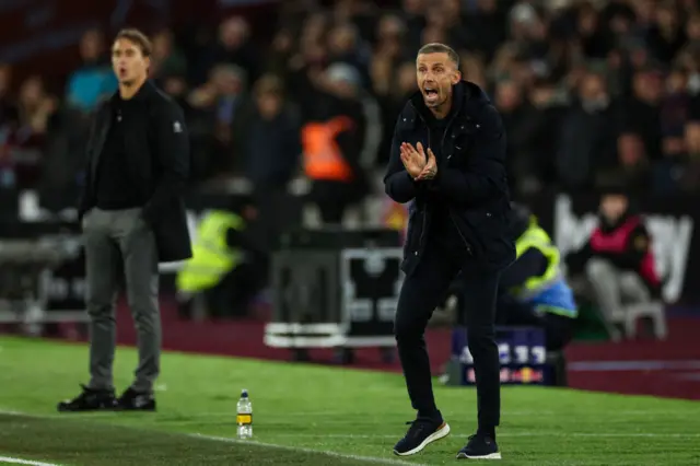 Wolverhampton Wanderers head coach Gary O'Neil reacts next to West Ham United's Julen Lopetegui