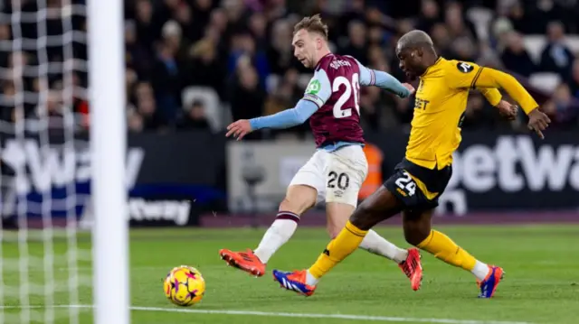 Jarrod Bowen of West Ham United shoots