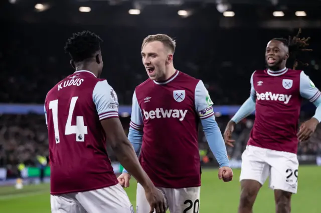 Jarrod Bowen of West Ham United celebrates with his teammate Mohammed Kudus