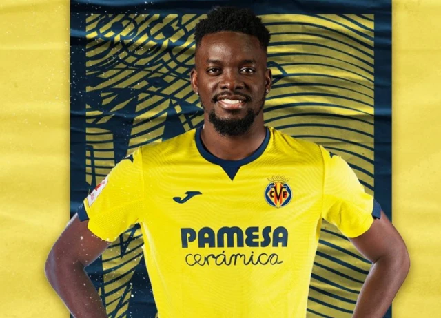 Bertrand Traore poses in a Villarreal shirt