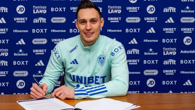 Connor Roberts signing his Leeds United contract