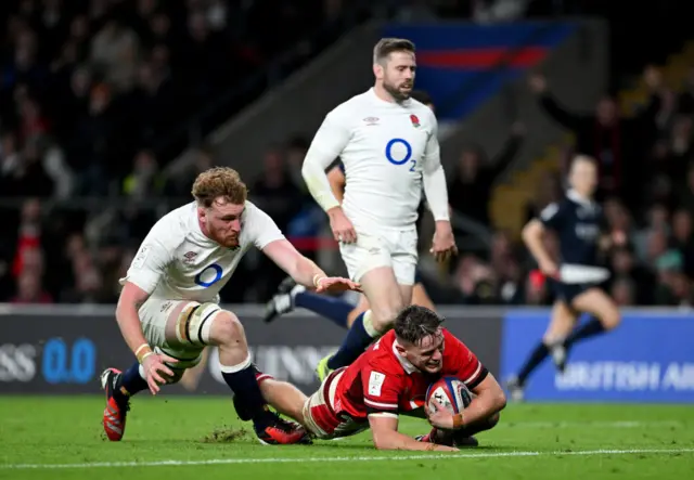 Alex Mann scoring a try