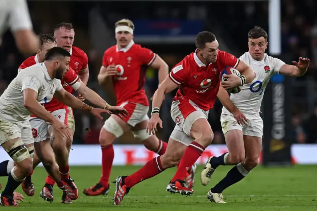 George North making a break in the line