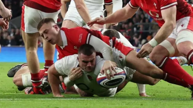 Ben Earl scoring a try