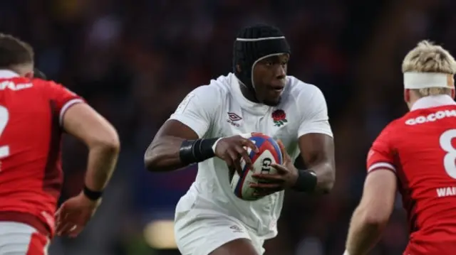 Maro Itoje running with the ball