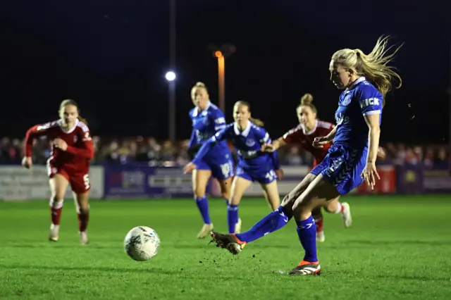 Toni Duggan of Everton scores from the penalty spot