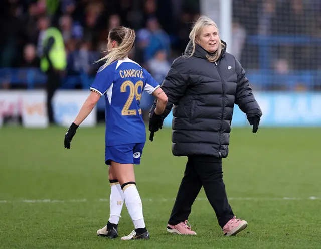 Emma Hayes, Manager of Chelsea, shakes hands with Jelena Cankovic