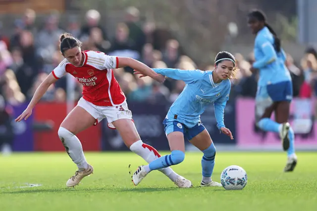 Lotte Wubben-Moy of Arsenal battles for possession with Yui Hasegawa