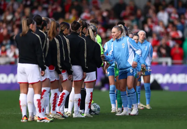 Arsenal and Man City players shake hands