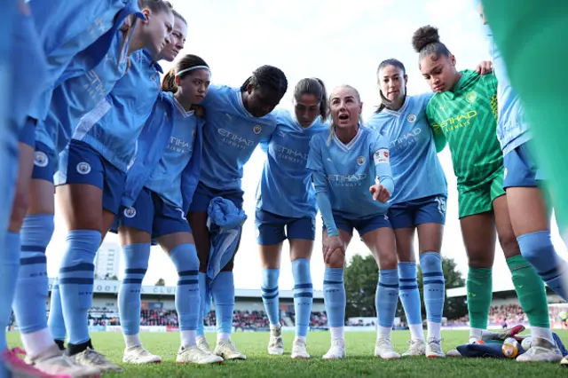 Alex Greenwood of Manchester City gives the team instructions