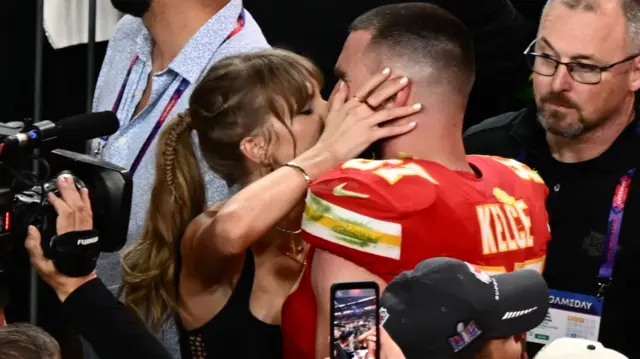 Taylor Swift kisses Travis Kelce