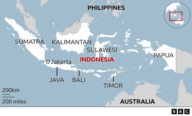 Map showing the location of Indonesia, with keyu islands marked. From west to east the islands go Sumatra, Java (with the capital Jakarta marked), Kalimanta, Bali, Sulawesi, Timor and Papua