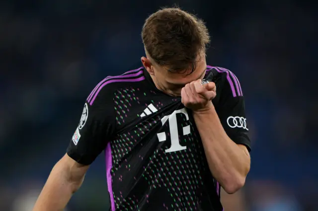 Kimmich wipes his face with his shirt.