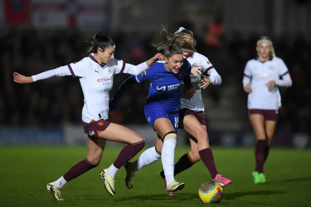 ohanna Rytting Kaneryd of Chelsea is challenged by Leila Ouahabi and Laura Coombs of Manchester City