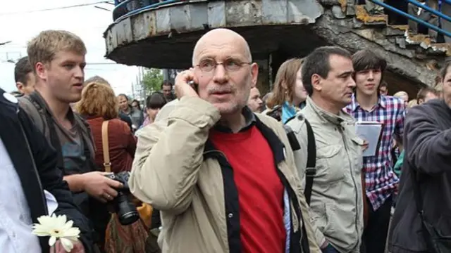 Boris Akunin in crowd of people on walk against Putin in 2012