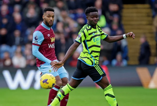 Arsenal's Bukayo Saka in action with Burnley's Hannes Delcroix