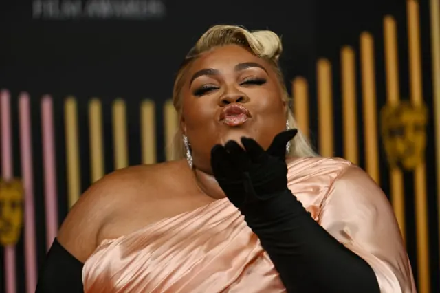 Da'vine Joy Randolph blows a kiss on Baftas red carpet