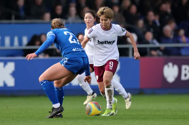 Ueki runs at the Everton defence.