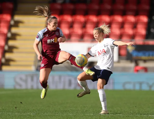 Bizet and Hanson duel for the ball.