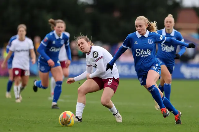 Everton and West Ham battle for the ball.