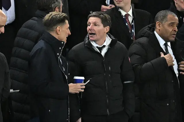 Oliver Glasner (C) speaks with Crystal Palace's English chairman Steve Parish