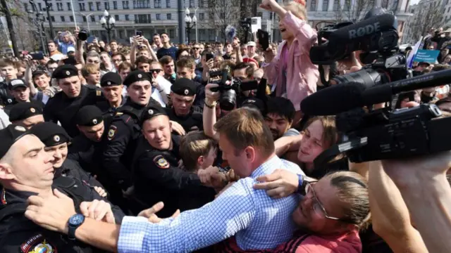 Russian riot police officers detain opposition leader Alexei Navalny during an unauthorized anti-Putin rally on May 5, 2018 in Moscow, two days ahead of Vladimir Putin's inauguration for a fourth Kremlin term