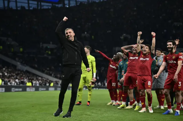 Gary O'Neil leads his Wolves players in celebrating victory at Tottenham