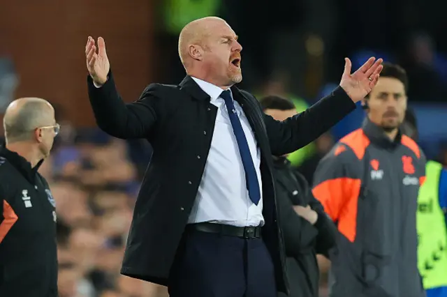 Sean Dyche, manager of Everton, issues instructions