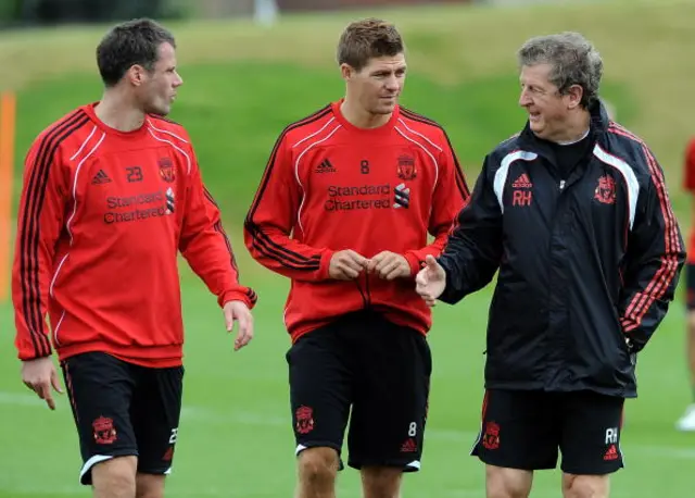 Roy Hodgson speaks to captain Steven Gerrard (C) and Jamie Carragher