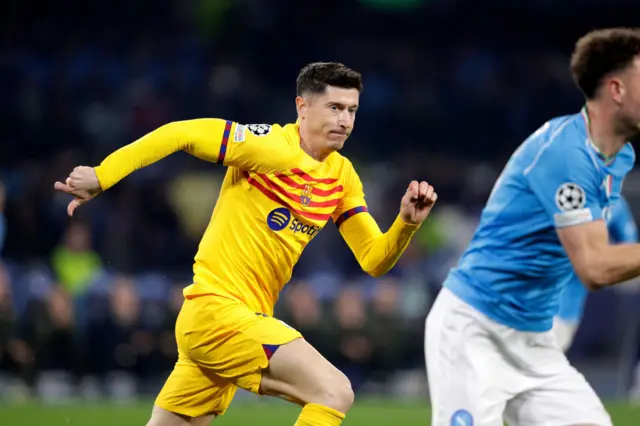 Lewandowski presses Napoli in midfield.