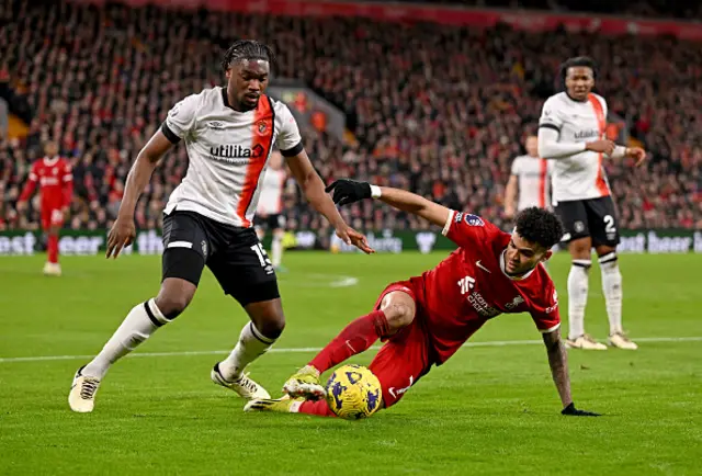 Luis Diaz ccontrols the ball while under prssure from Teden Mengi